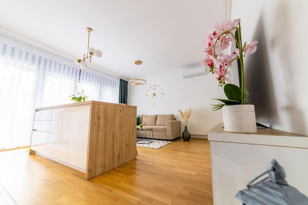 Apartman Lux Self Check-In ヴィロヴィティツァ エクステリア 写真