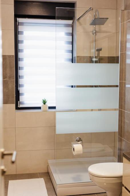 Apartman Lux Self Check-In ヴィロヴィティツァ エクステリア 写真