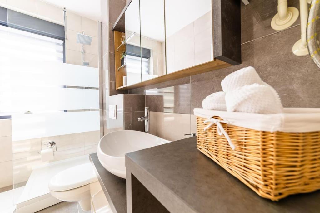 Apartman Lux Self Check-In ヴィロヴィティツァ エクステリア 写真