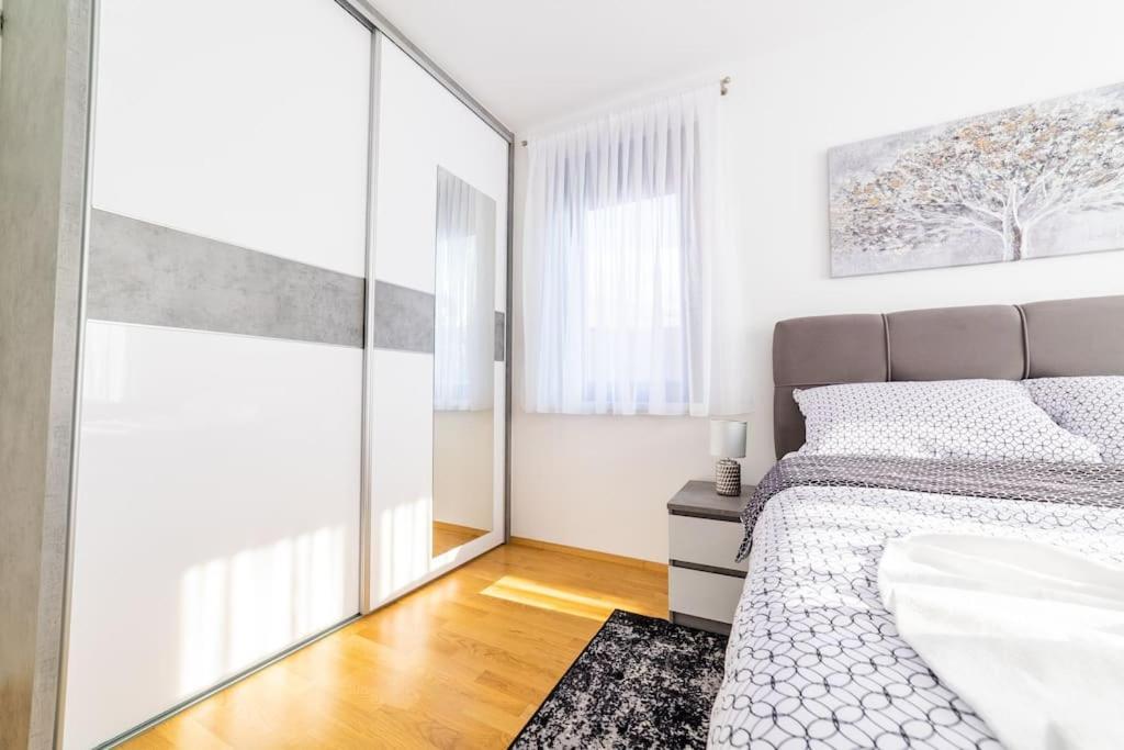 Apartman Lux Self Check-In ヴィロヴィティツァ エクステリア 写真