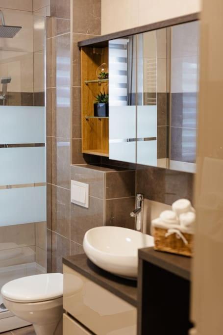 Apartman Lux Self Check-In ヴィロヴィティツァ エクステリア 写真