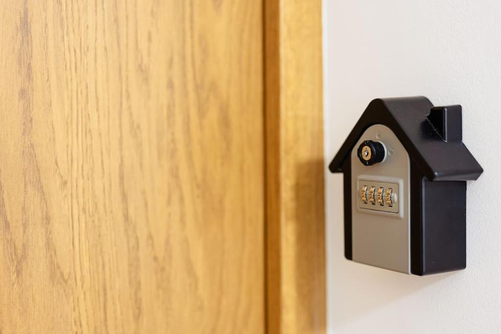 Apartman Lux Self Check-In ヴィロヴィティツァ エクステリア 写真