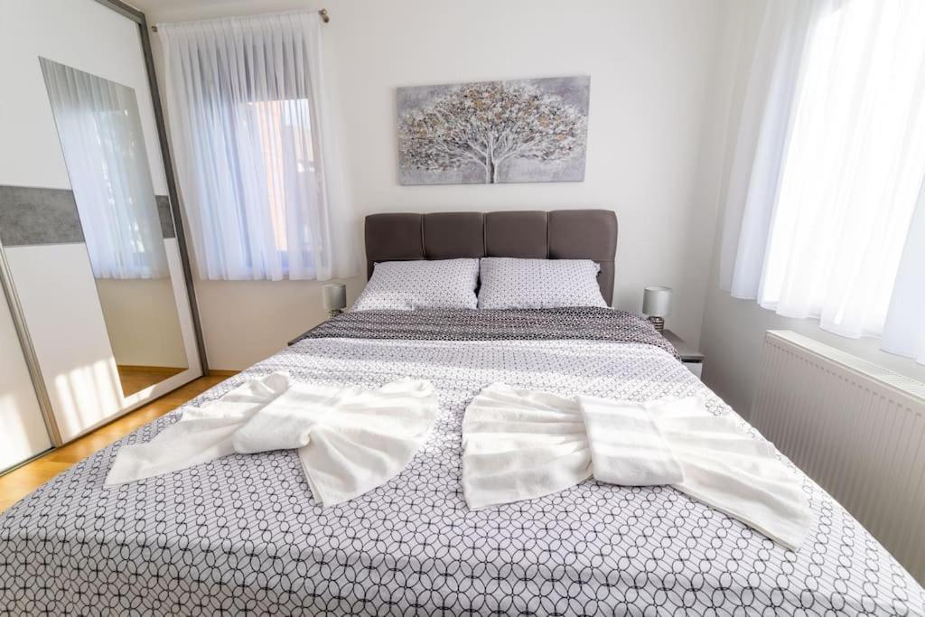Apartman Lux Self Check-In ヴィロヴィティツァ エクステリア 写真