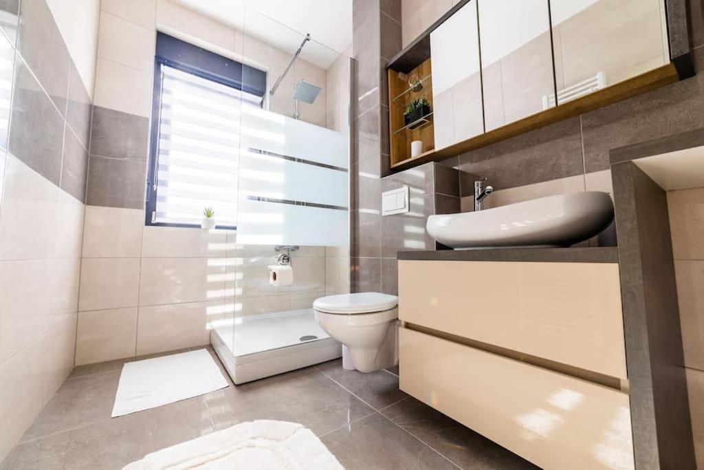 Apartman Lux Self Check-In ヴィロヴィティツァ エクステリア 写真