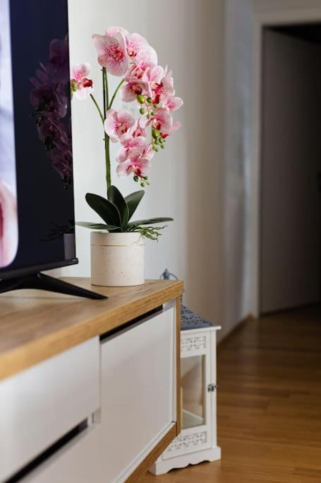 Apartman Lux Self Check-In ヴィロヴィティツァ エクステリア 写真