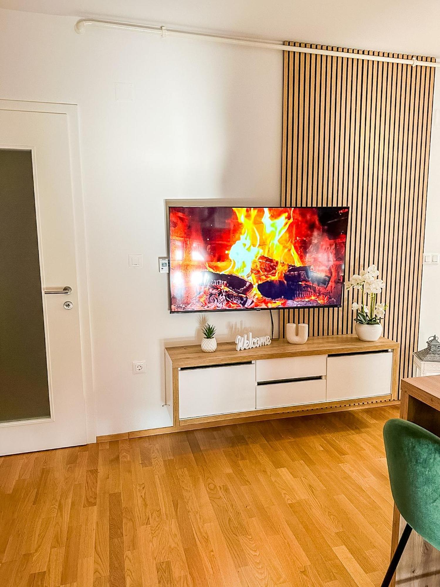 Apartman Lux Self Check-In ヴィロヴィティツァ エクステリア 写真