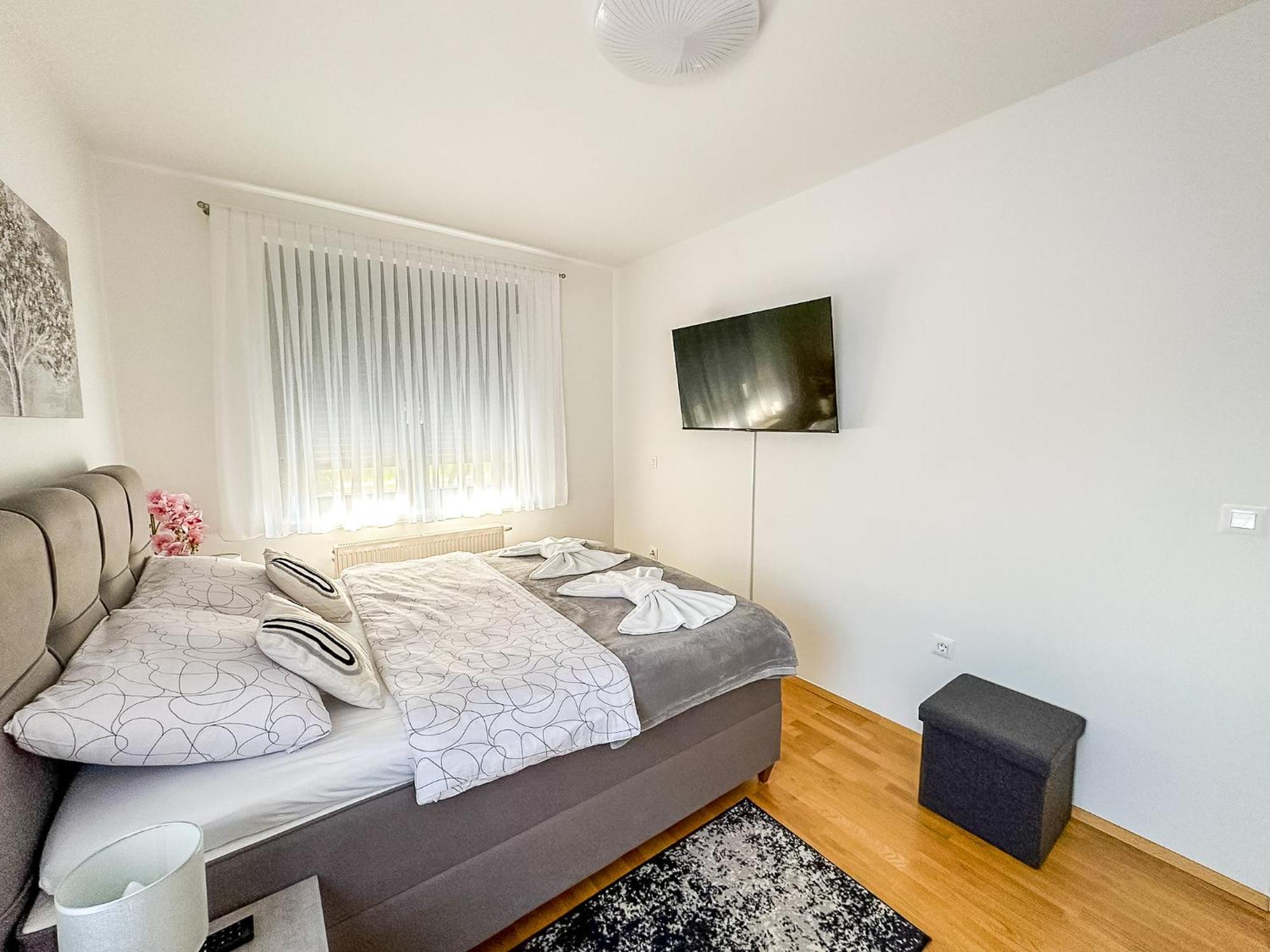 Apartman Lux Self Check-In ヴィロヴィティツァ エクステリア 写真