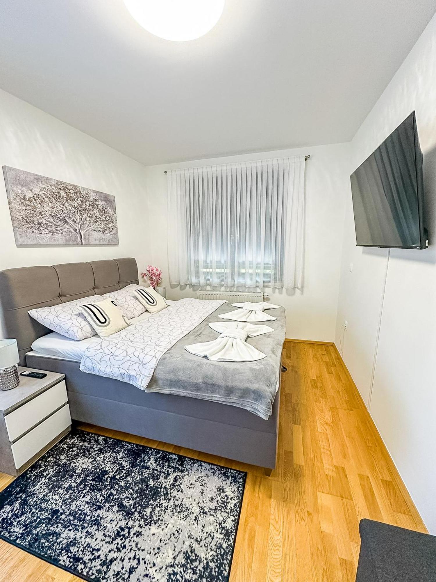 Apartman Lux Self Check-In ヴィロヴィティツァ エクステリア 写真
